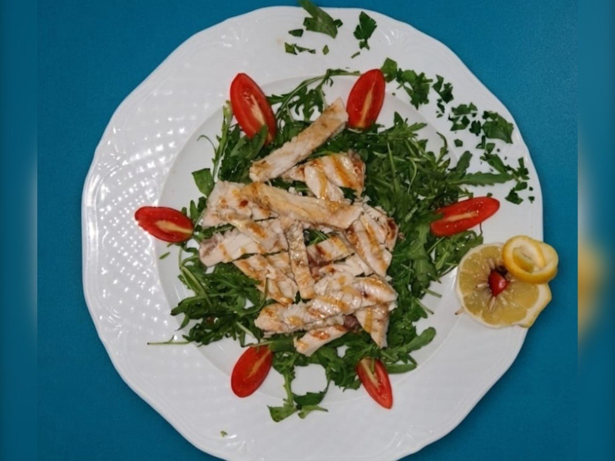 Pesce spada alla griglia su letto di radicchio e rucola