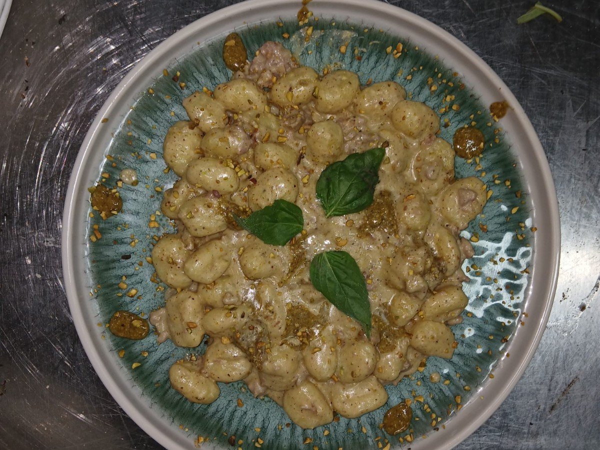 Gnocchi salsiccia e crema di pistacchio